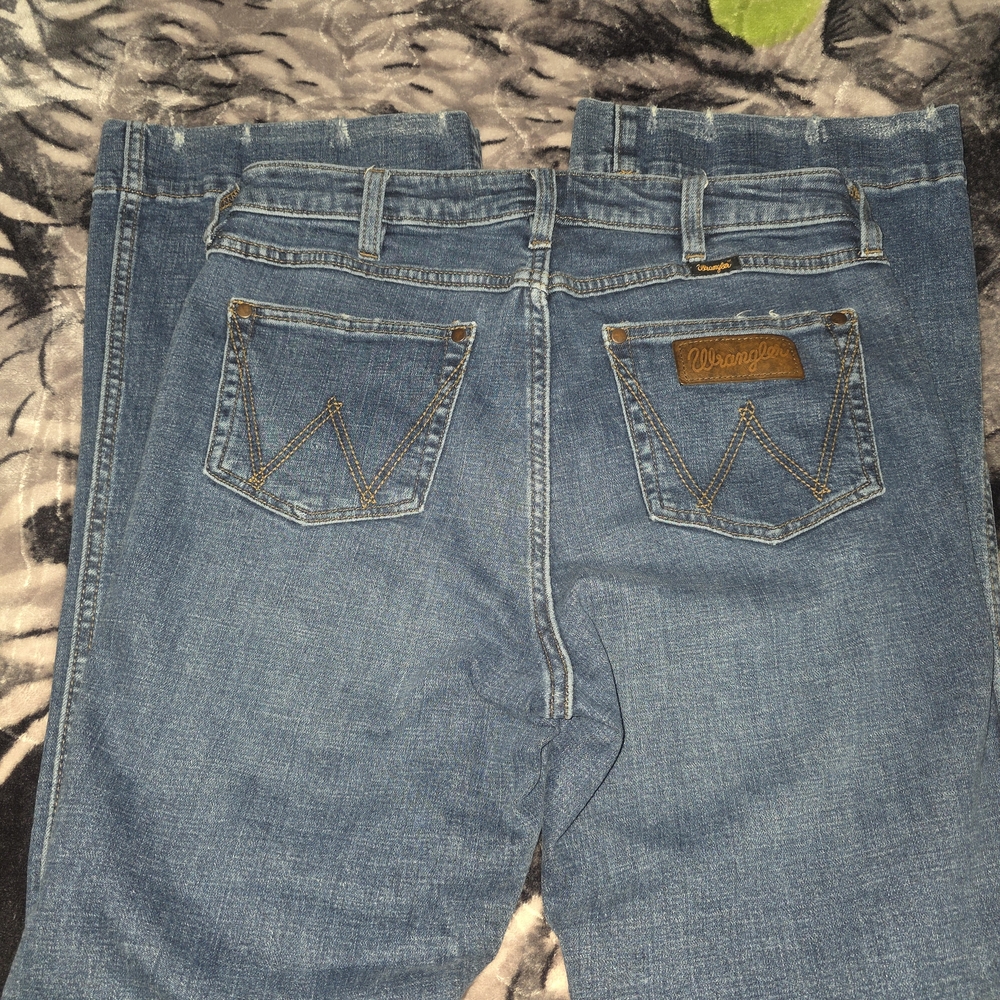 Wrangler Women's Medium Blue Bootcut Jeans with Back Pocket Stitching